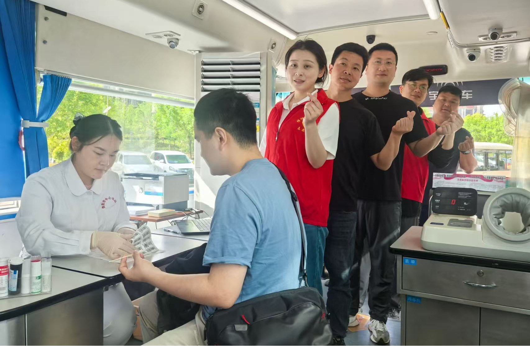 热血传递爱 温暖践于行<br> ——市科技局开展无偿献血活动